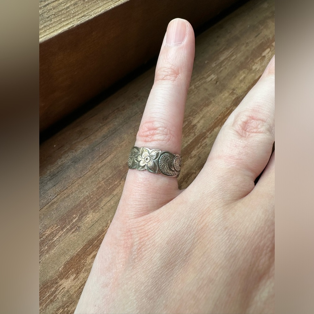Silver flower ring
